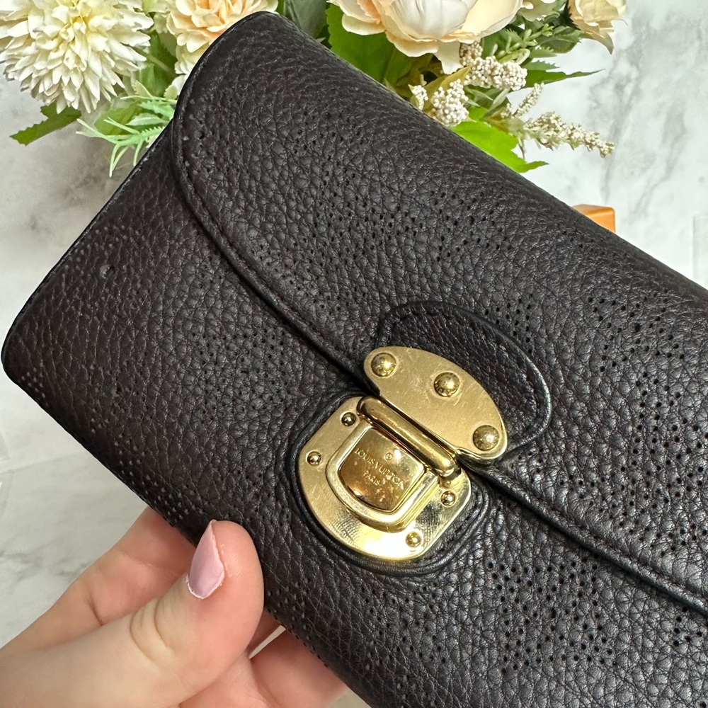 🔥 LOUIS VUITTON MAHINA LEATHER BLACK AMELIA WALLET🔥 - Picture 7 of 11